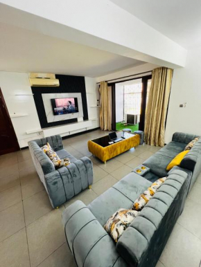 Spacious 3BR Family-Friendly Retreat With Pool & Gym Near Beach
